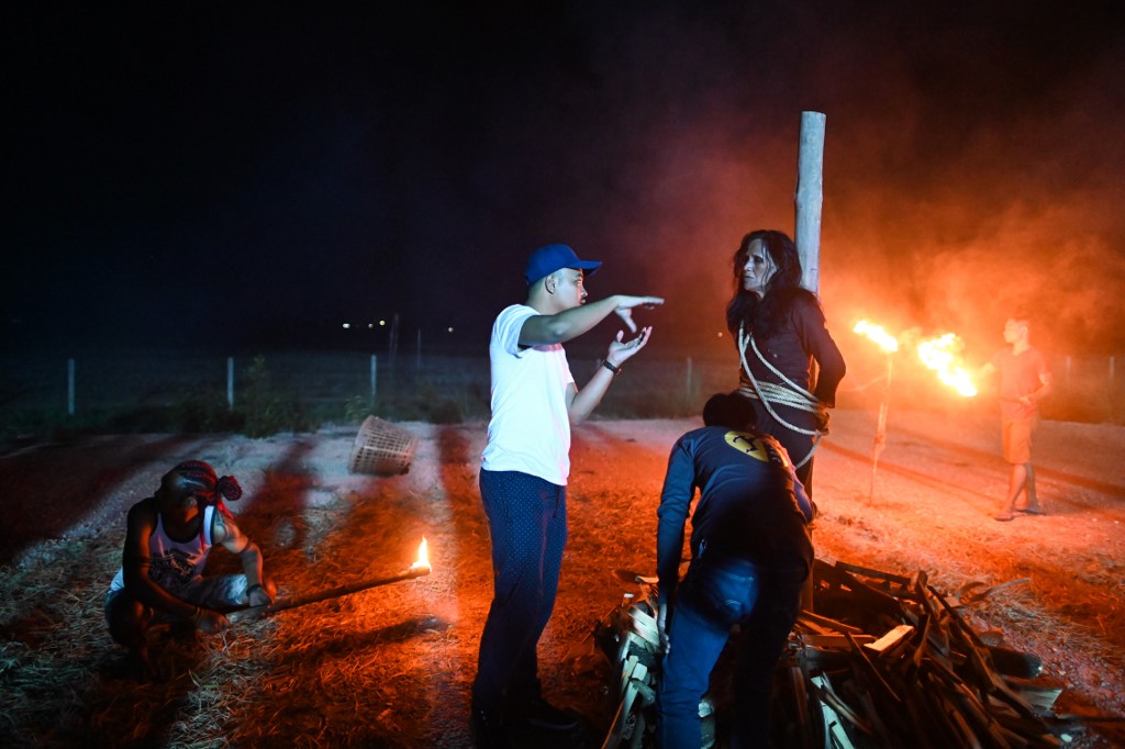  This photo taken on April 9, 2019 shows director Arkar Win (C) explaining a scene to an actor during filming for his movie on the outskirts of Yangon. (Ye Aung Thu / AFP)