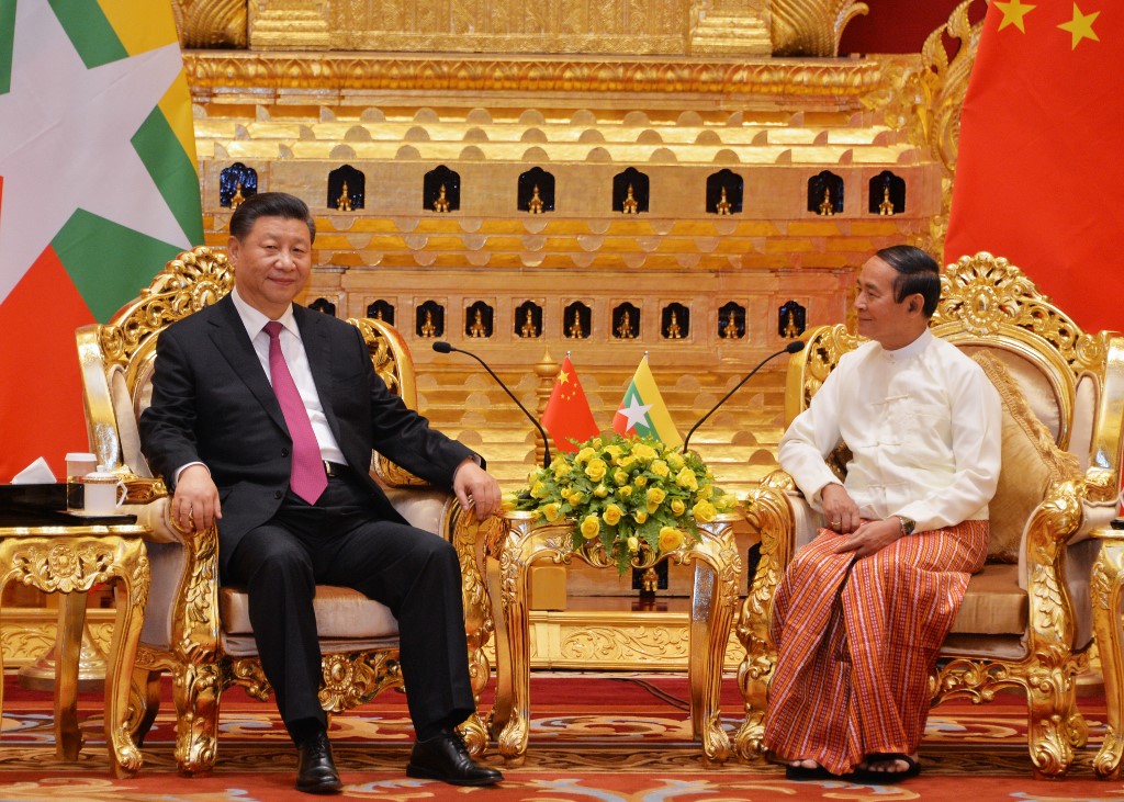 Chinese President Xi Jinping (L) and Myanmar President Win Myint meet at the Presidential Palace in Naypyidaw on January 17, 2020. (Thet Aung / AFP)