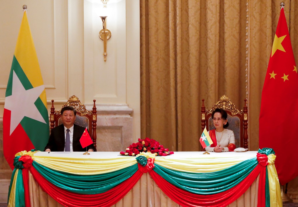 Chinese President Xi Jinping (L) and Myanmar State Counsellor Aung San Suu Kyi attend a signing ceremony of a memorandum of understanding at the presidential palace in Naypyidaw on January 18 2020. (Nyein Chan Naing / Pool / AFP)
