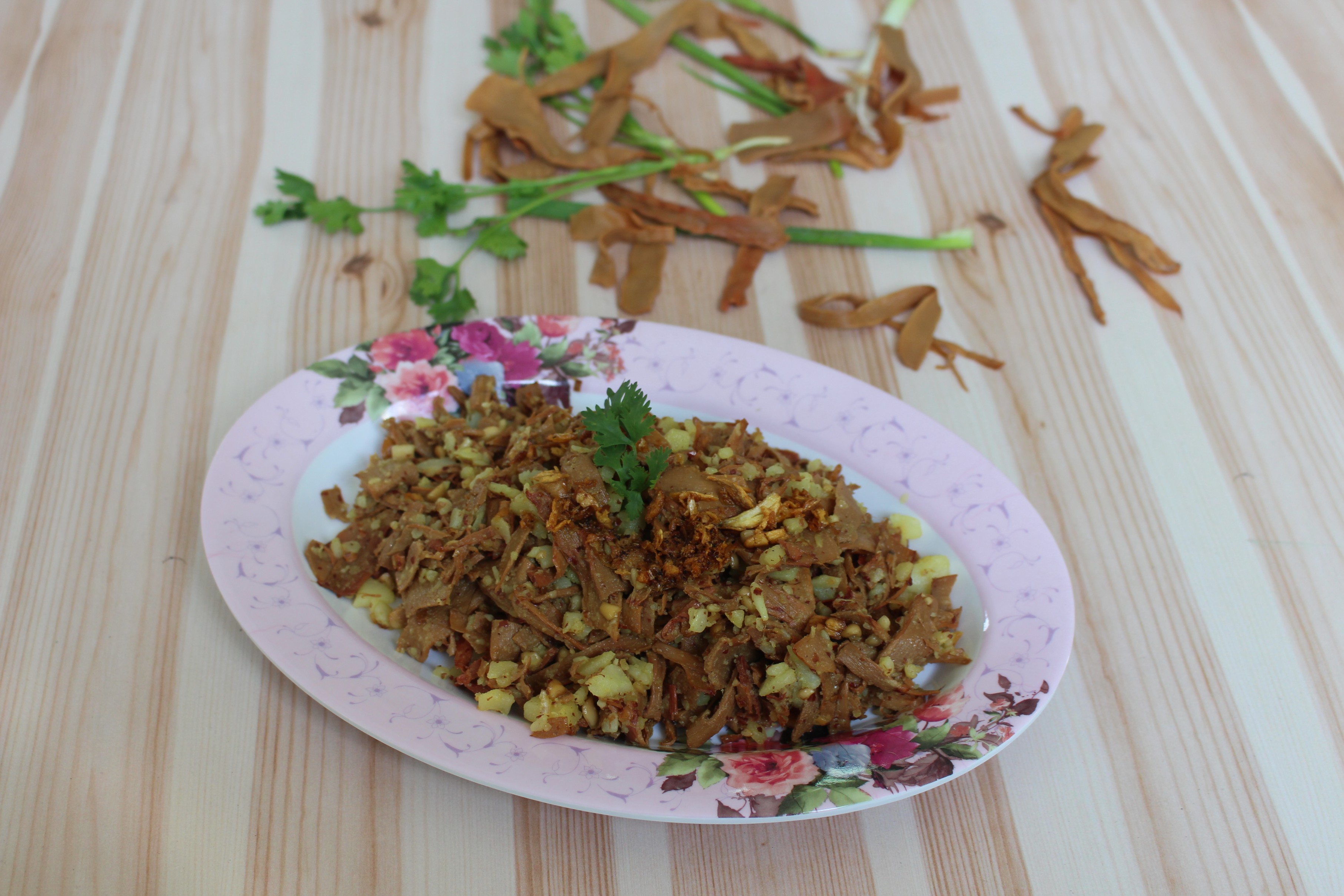 Dried bamboo shoot salad. (Hsu Myat Oo)