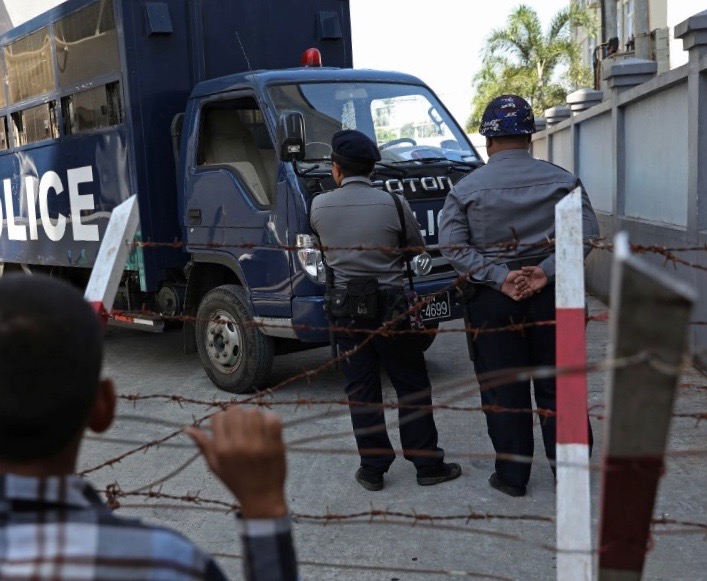 Myanmar police stand near a police van outside court. (Myo Min Soe / AFP)