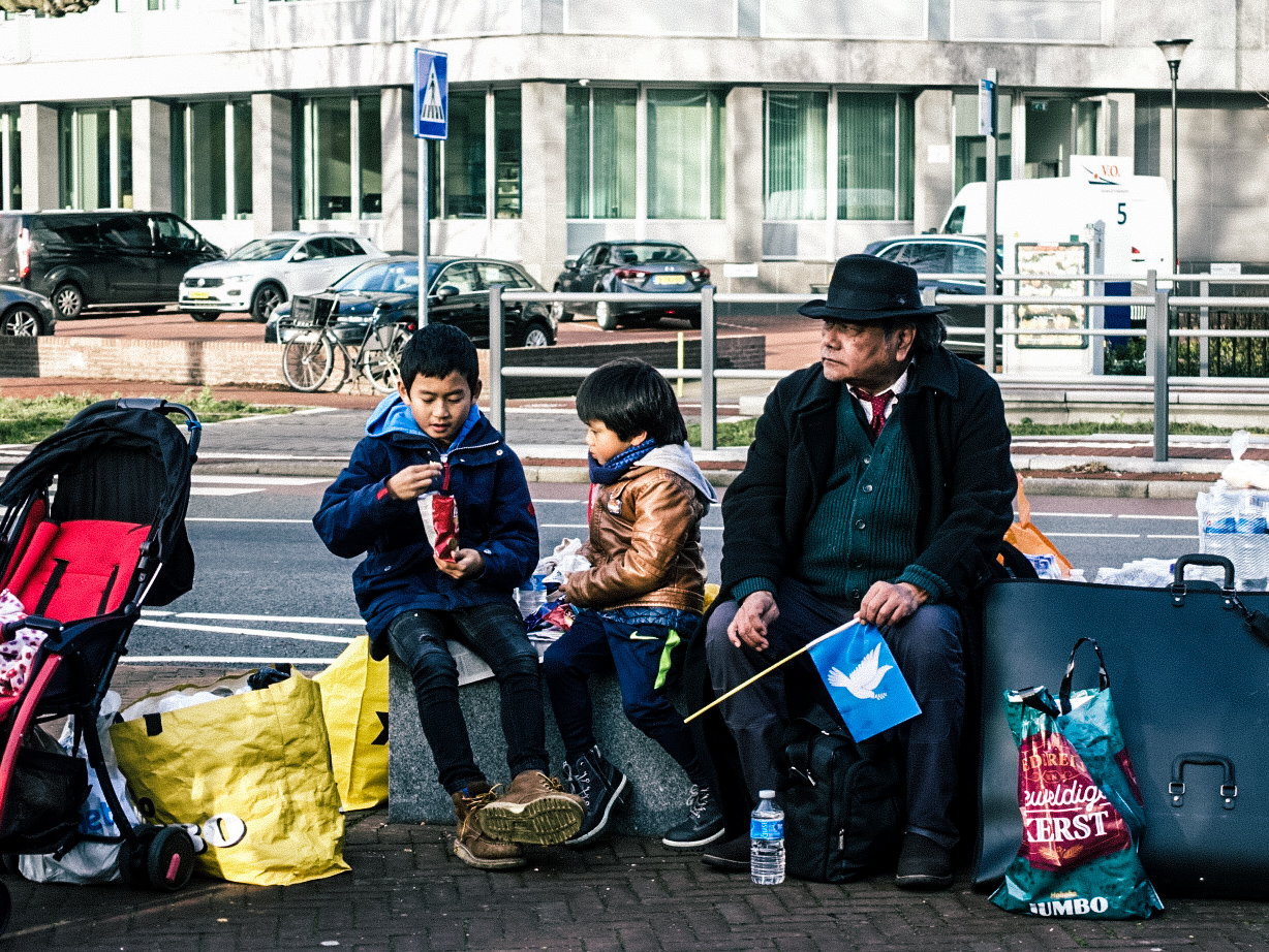 An Aung San Suu Kyi supporter with his family in The Hague, to support Myanmar's civilian leader in the Rohingya genocide case. (Min Sett Hein)