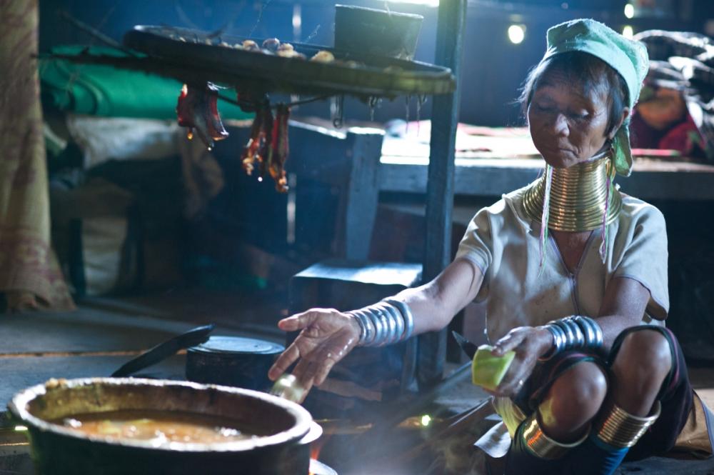 A Kayan Padaung woman cooks a meal. (ITC)