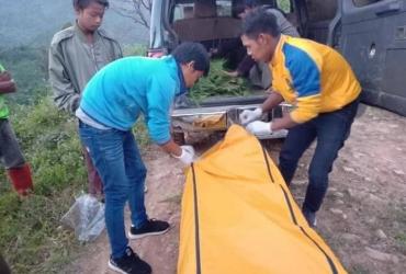 Ambulance service volunteers remove the body of the German tourist in Shan state. (Facebook)