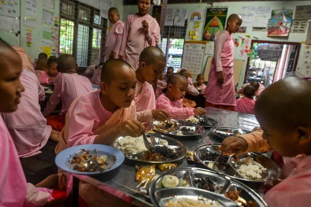 Buddhist nuns have breakfast in the Mingalar Thaikti nunnery in Yangon. (Ye Aung Thu / AFP) 
