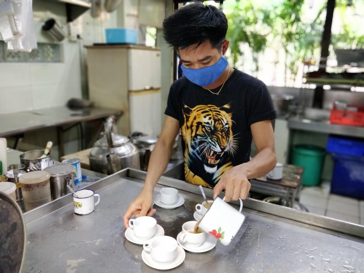 A tea maker at Lucky Seven Teashop in downtown Yangon. (Iryna Kyrylenko / Myanmar Mix)